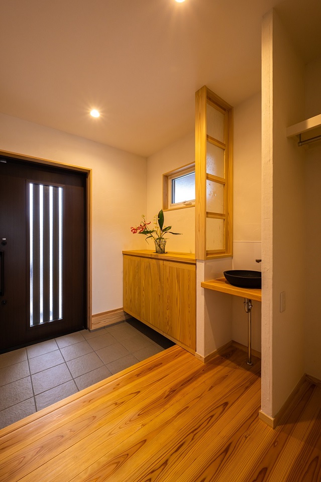 手洗いを配置した、木目が美しい玄関【建築工房 -nagomi-】