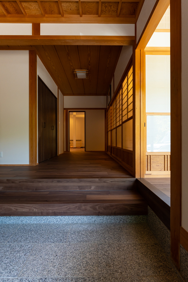 佇まいは日本建築で室内はホテルライクの新と旧を融合させた家【一級建築士事務所リビングデザイン】