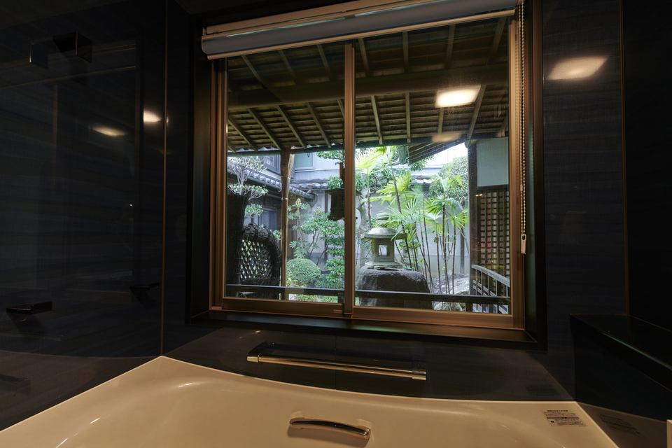 中庭を望む窓で景色を愛でる、ラグジュアリーな浴室【バルジ建築設計室】