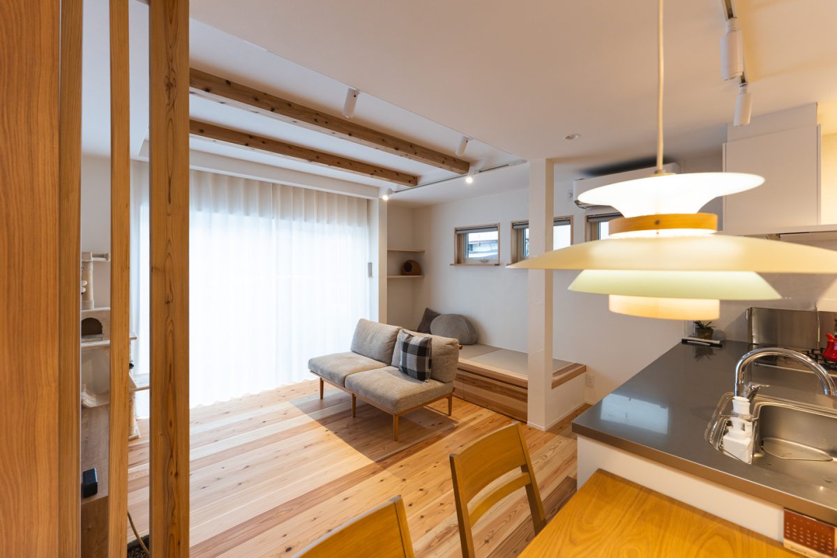 カーテンレールを天井付けにすることで、視覚的な広がりが生まれた【建築工房　和-nagomi-】
