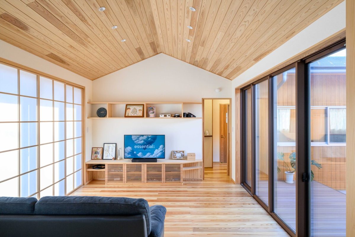 “くつろぎの場”だからこそすっきりとシンプルな空間に仕上げたリビング【一級建築士事務所　輪和建設株式会社】