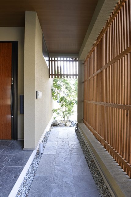格子からこぼれるやわらかな光とグレーの石畳が落ち着いた空間を演出【株式会社なかむら工務店】
