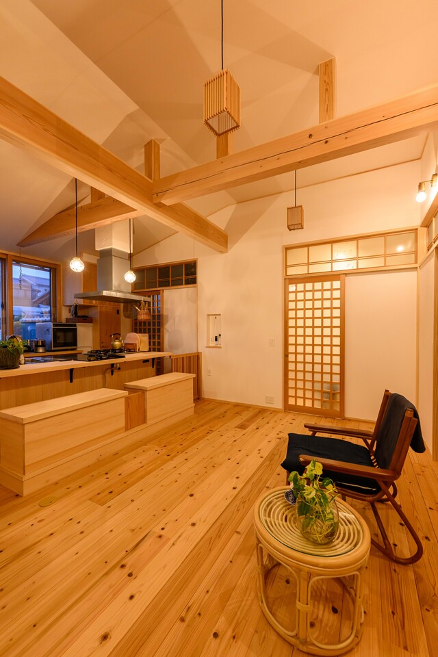 “自然素材の心地よさ”に包まれた空間で、勾配天井による開放感も魅力的【一級建築士事務所　輪和建設株式会社】