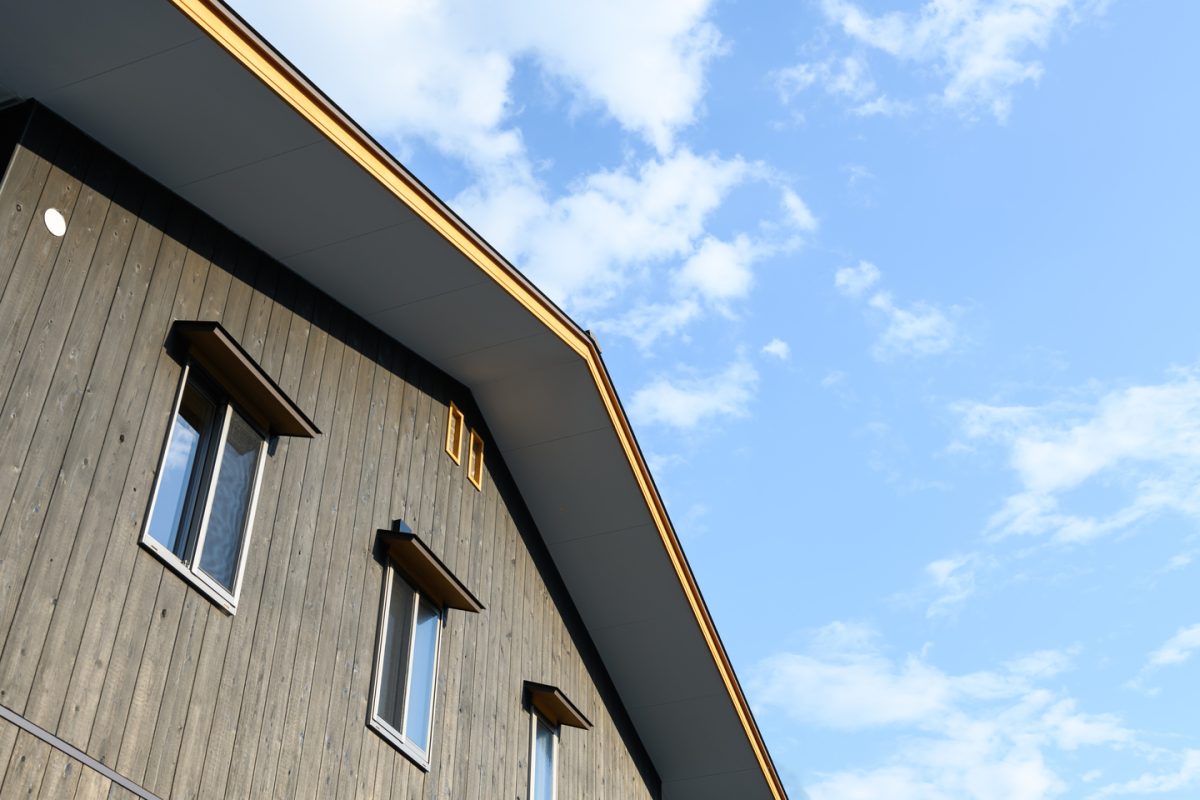 外壁材には、経年劣化により味わいが深くなる焼杉が使われている【一級建築士事務所　輪和建設株式会社】